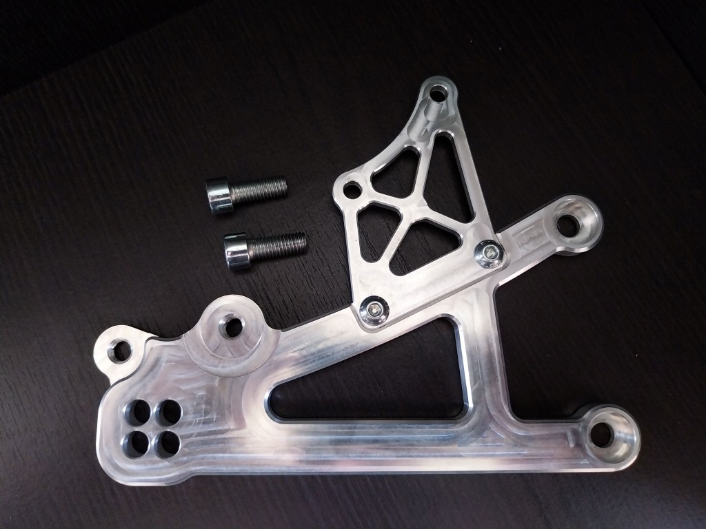 Platine droite R6 (06–16)